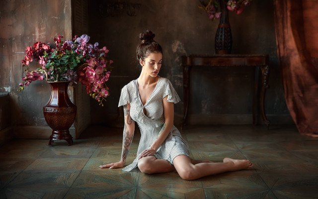 Woman flower vase fashion portrait free wallpaper for desktop - medium preview image