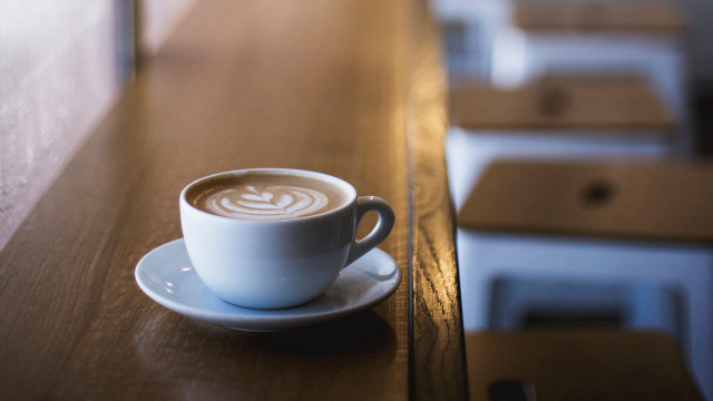 Coffee mug wooden table blurry free wallpaper for desktop - medium preview image