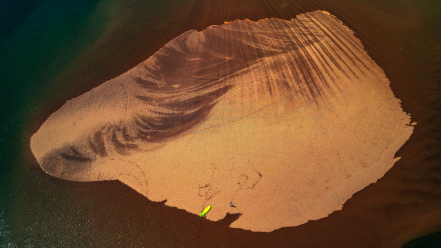 Large rock yellow arrow night free wallpaper for desktop - medium preview image