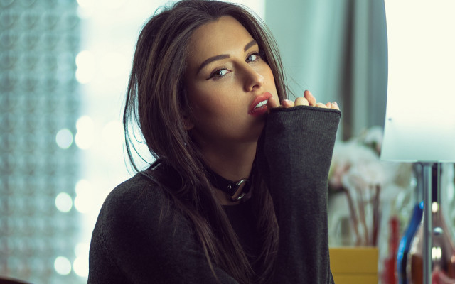 Woman mirror pose blurry bokeh free wallpaper for desktop - medium preview image