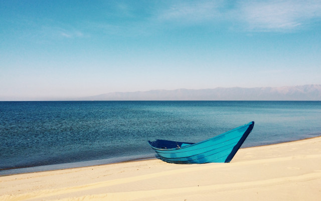 Blue boat beach sunny mountains free wallpaper for desktop - medium preview image