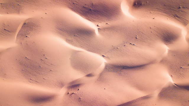 Desert sand dunes blurry sky free wallpaper for desktop - medium preview image