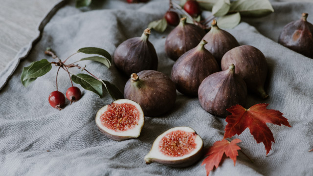 Figs leaves tablecloth stilllife food free wallpaper for desktop - medium preview image