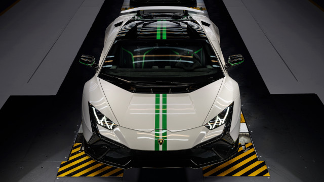 White lamb car ramp striped free wallpaper for desktop - medium preview image