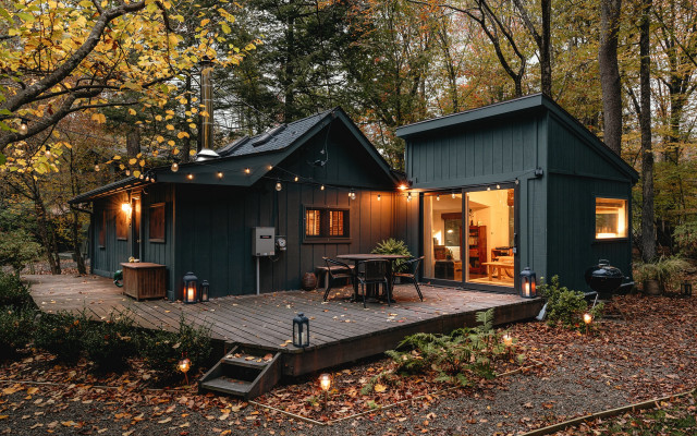 Small cabin woods autumn cityscape free wallpaper for desktop - medium preview image