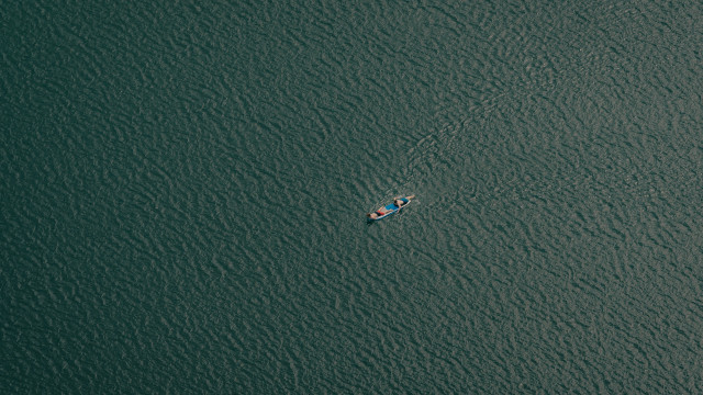 Ocean boat paddle tranquil minimalism free wallpaper for desktop - medium preview image