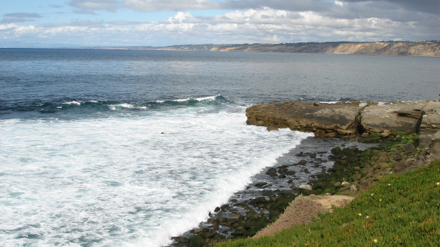 Rocky cliff ocean cloudy panorama free wallpaper for desktop - medium preview image
