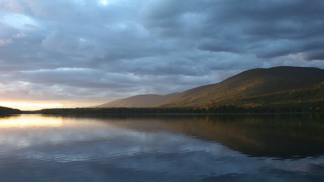 Lake mountain clouds sunset boat free wallpaper for desktop - medium preview image
