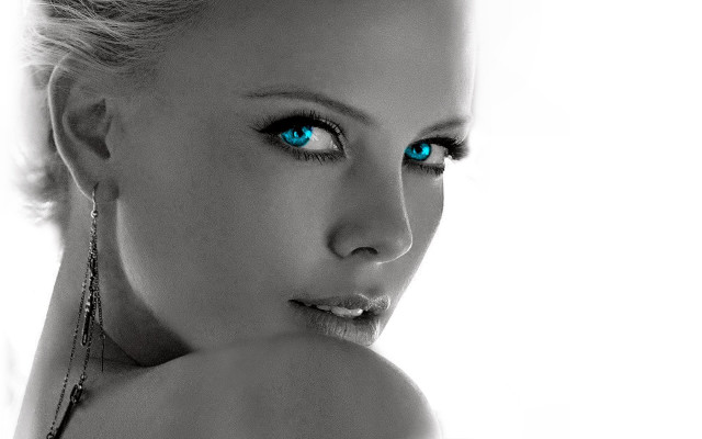 Woman blue eyes necklace serious free wallpaper for desktop - medium preview image