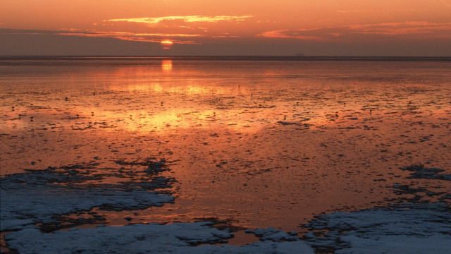 Sunset water ice plane clouds free wallpaper for desktop - medium preview image