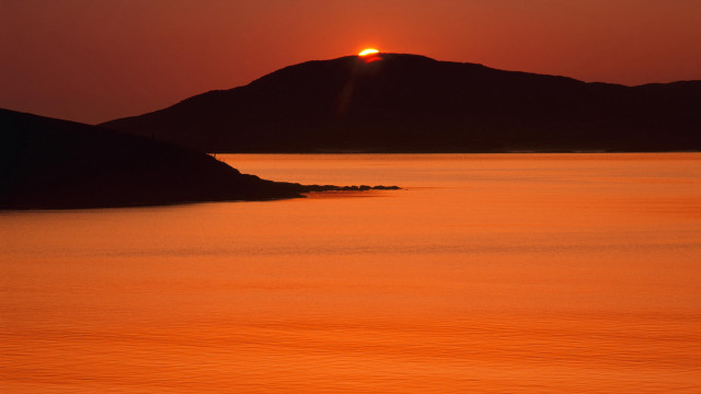 Sunset mountain water boat light free wallpaper for desktop - medium preview image