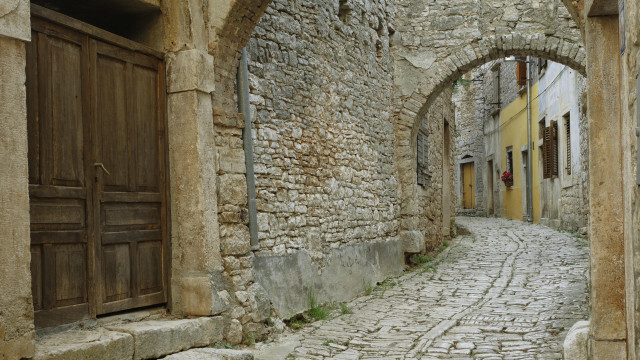Narrow cobblestone street romanque arch free wallpaper for desktop - medium preview image