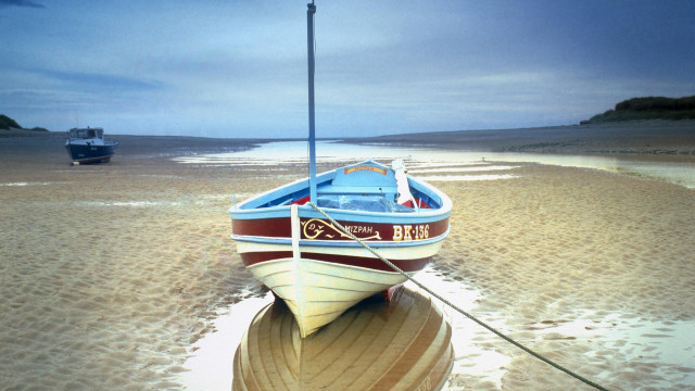 Boat beach ocean cloudy sky free wallpaper for desktop - medium preview image