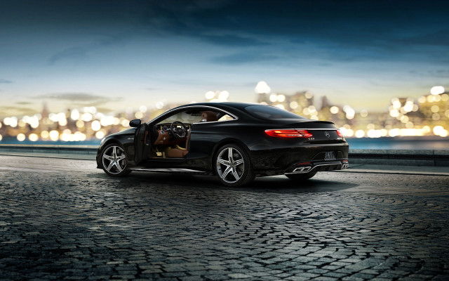 Black car cobblestone city night free wallpaper for desktop - medium preview image