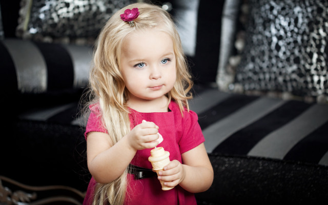 Little girl holding pastry serious free wallpaper for desktop - medium preview image