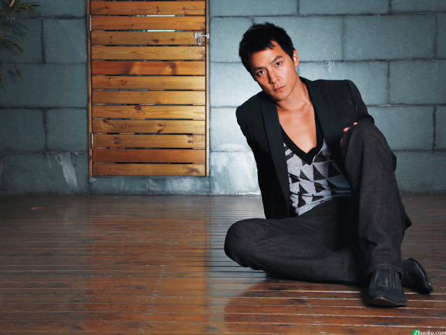 Man suit crossed arms rain free wallpaper for desktop - medium preview image