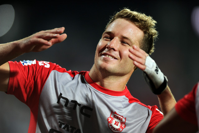 Man hands up smiling camera free wallpaper for desktop - medium preview image