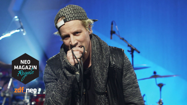 Man microphone hand free wallpaper for desktop - medium preview image