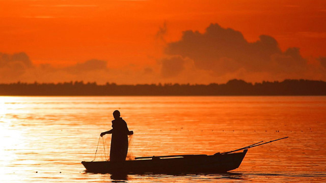 Man boat lake sunset fishing free wallpaper for desktop - medium preview image