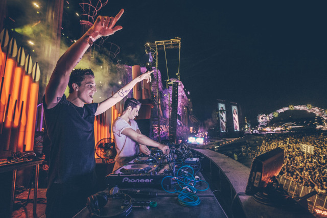 Man woman playing music stage free wallpaper for desktop - medium preview image