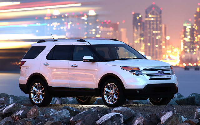 White suv rocky beach night free wallpaper for desktop - medium preview image