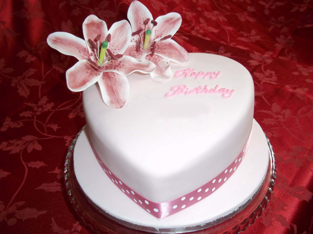 Heart shaped cake flower red free wallpaper for desktop - medium preview image