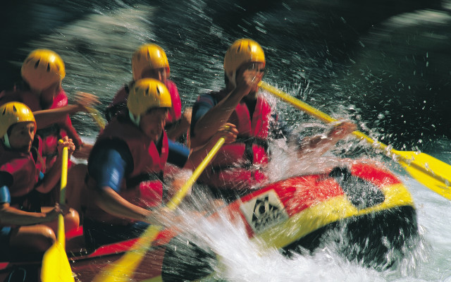 Raft people river paddles rain free wallpaper for desktop - medium preview image