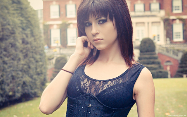 Woman black dress phone cityscape free wallpaper for desktop - medium preview image