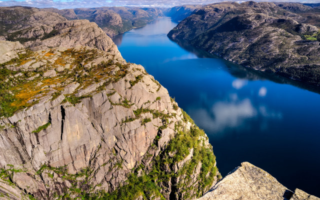 Lake mountain view blue sky free wallpaper for desktop - medium preview image