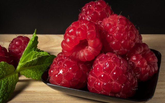 Raspberries leaf table top dark free wallpaper for desktop - medium preview image