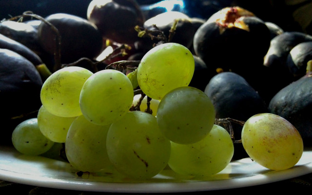 Grapes plate still life dark free wallpaper for desktop - medium preview image