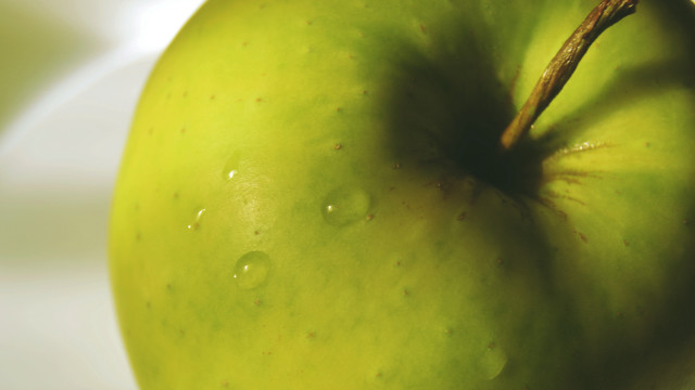 Green apple water droplets macro free wallpaper for desktop - medium preview image