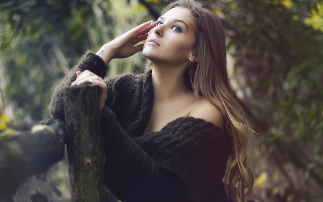 Woman leaning tree woods blurry free wallpaper for desktop - medium preview image