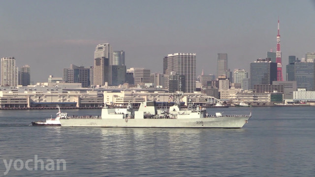 Large boat water city skyline free wallpaper for desktop - medium preview image