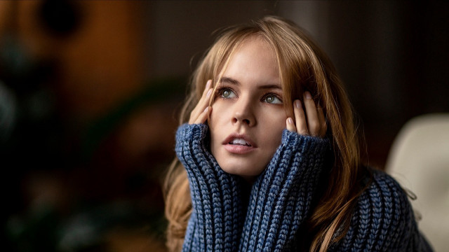 Woman hands head looking side free wallpaper for desktop - medium preview image