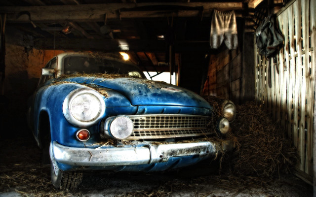 Old blue car barn hay free wallpaper for desktop - medium preview image