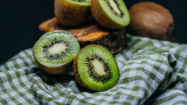 Kiwi half green checkered cloth free wallpaper for desktop - medium preview image