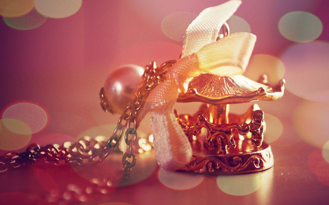 Gold necklace bow pearls bokeh free wallpaper for desktop - medium preview image