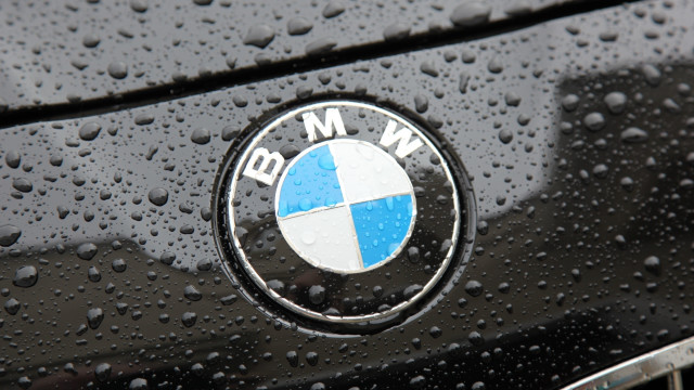 Bmw emblem rain water droplets free wallpaper for desktop - medium preview image