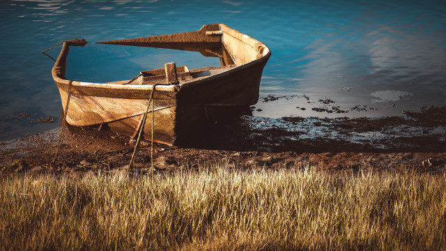 Lake shore boat reflection city free wallpaper for desktop - medium preview image