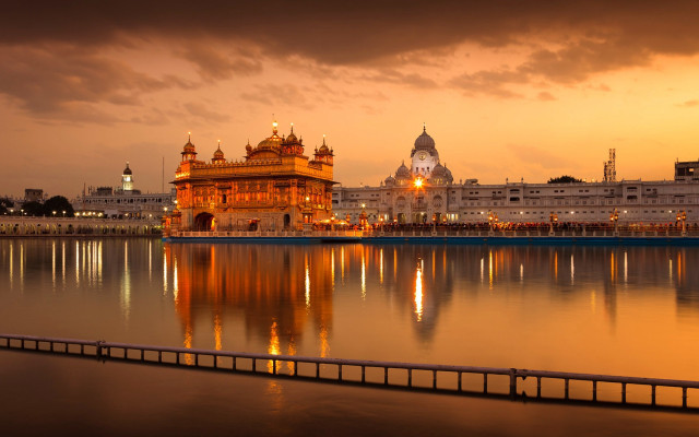 Night water building lights clouds free wallpaper for desktop - medium preview image