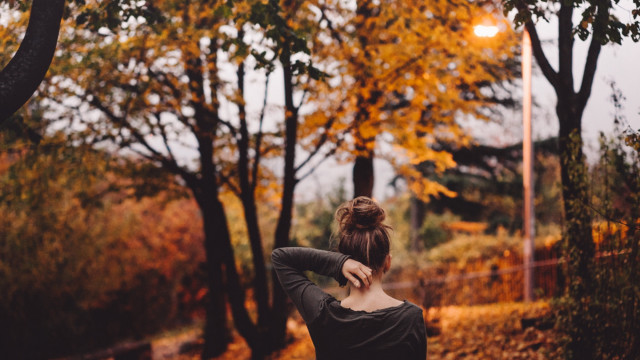 Woman park autumn blurry leaves free wallpaper for desktop - medium preview image