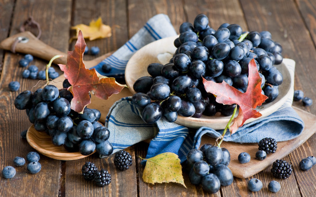Grapes blackberries wooden table maple free wallpaper for desktop - medium preview image