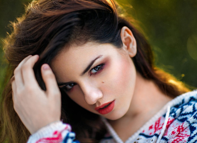 Woman red lip sweater portrait free wallpaper for desktop - medium preview image