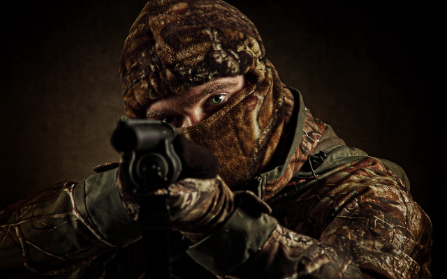 Camouflage man aiming gun serious free wallpaper for desktop - medium preview image
