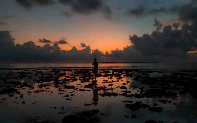 Beach sunset reflection clouds mountain free wallpaper for desktop - medium preview image