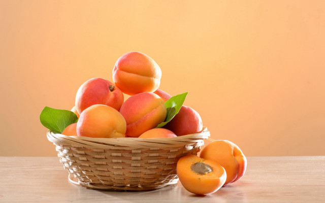 Basket peaches table peach orange free wallpaper for desktop - medium preview image