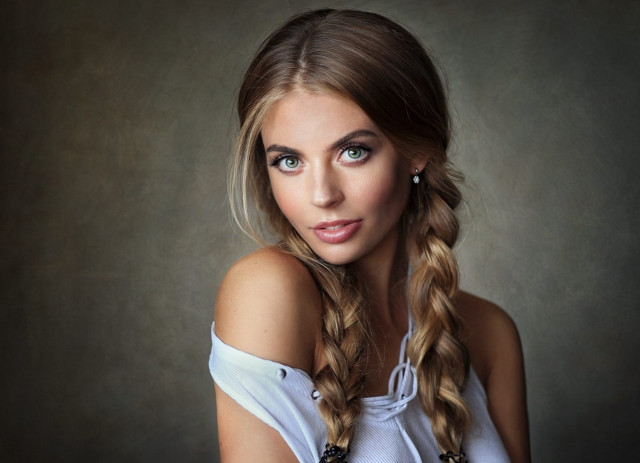 Anna hotchkis braid portrait photorealistic free wallpaper for desktop - medium preview image