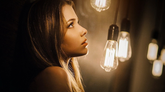Woman lightbulb exquisite lighting portrait free wallpaper for desktop - medium preview image