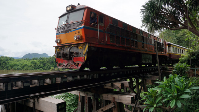 Train bridge jungle mountains nature free wallpaper for desktop - medium preview image